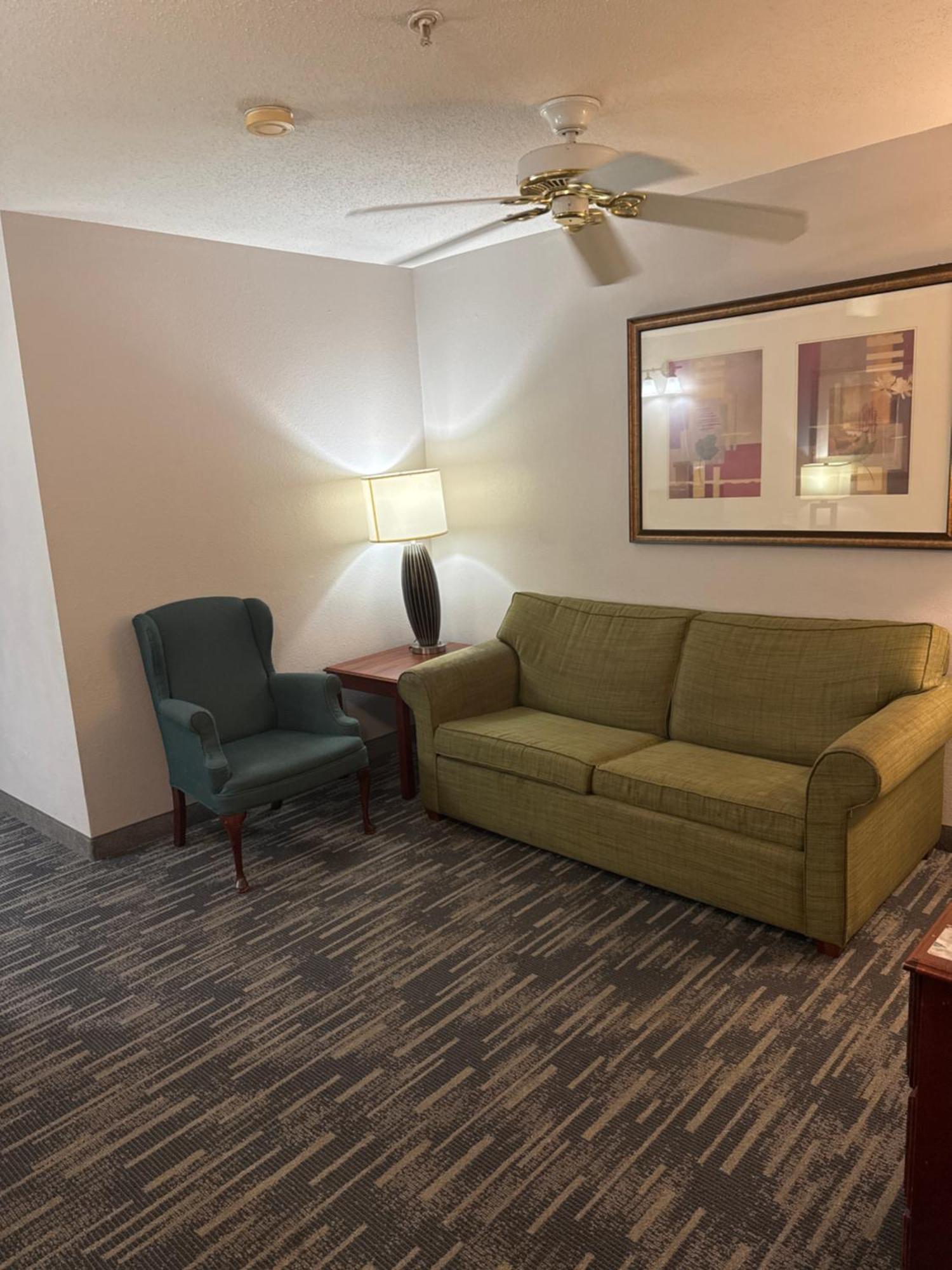 Country & By Radisson, Elgin, Il Elgin