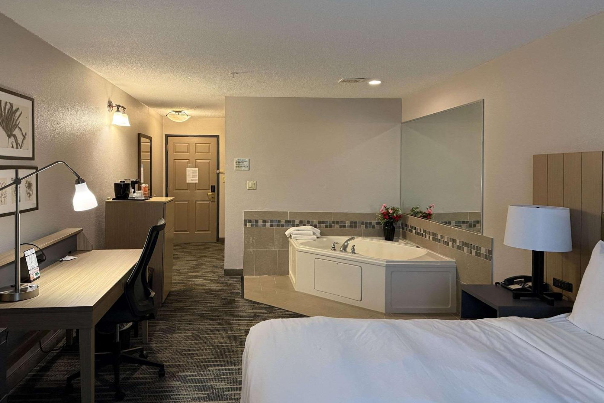 Country & By Radisson, Elgin, Il Hotel
